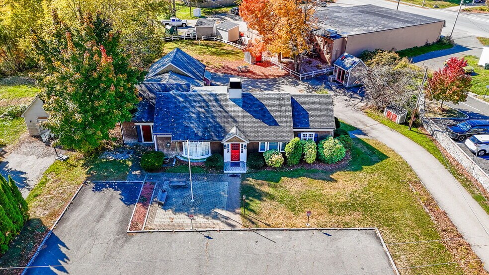 11 Maple St, West Newbury, MA à vendre - Photo du bâtiment - Image 3 de 22