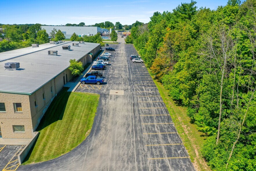 1665 Yellow Briar Dr, De Pere, WI à vendre - Photo du bâtiment - Image 3 de 3