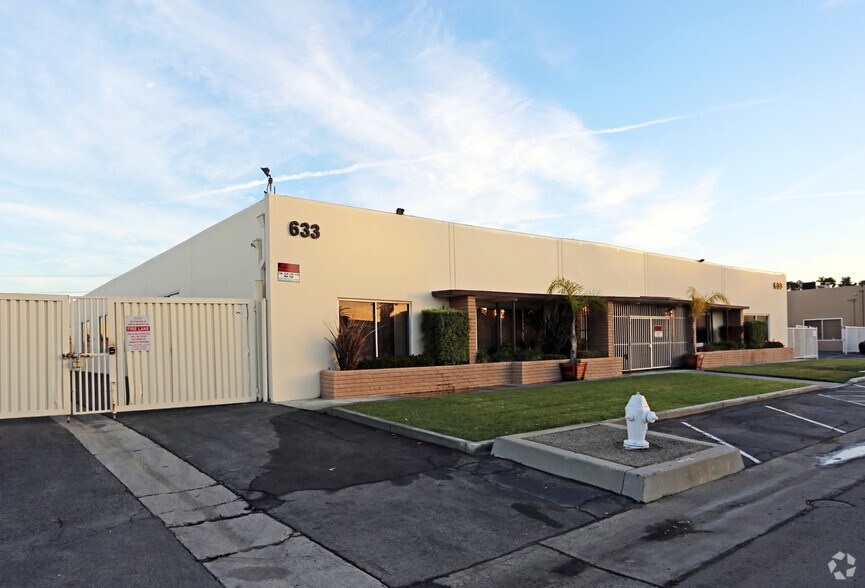 633 Young St, Santa Ana, CA à louer - Photo du bâtiment - Image 2 de 4