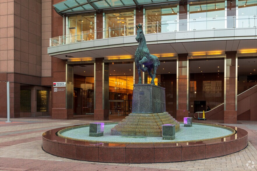 425 S Financial Pl, Chicago, IL à louer - Photo du bâtiment - Image 3 de 14