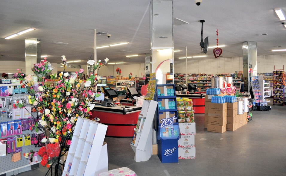 130 E 2nd St, Calexico, CA à vendre - Photo intérieure - Image 3 de 8