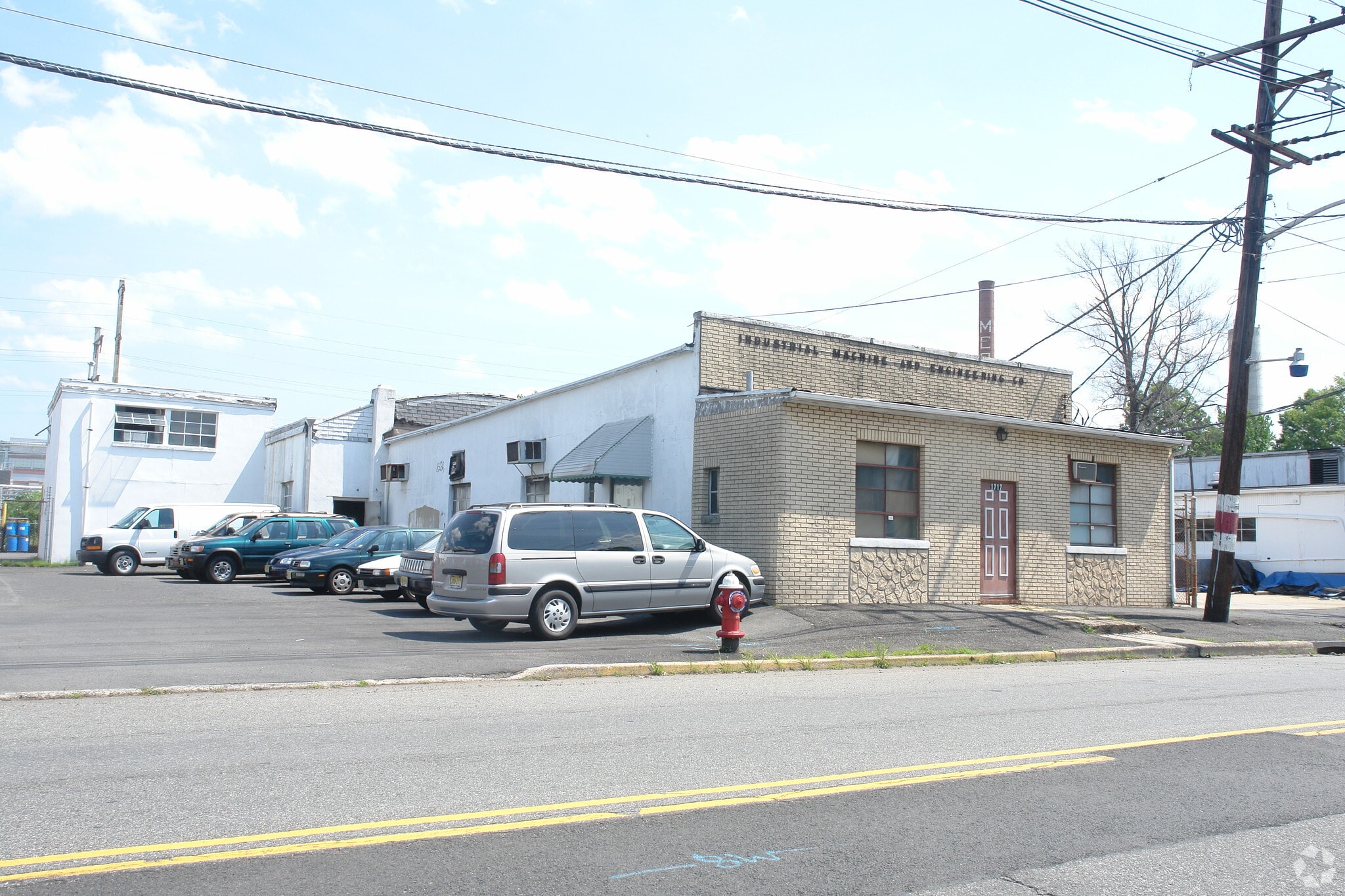 1717–1807 W Elizabeth Avenue portfolio of 2 properties for sale on LoopNet.ca Primary Photo- Image 1 of 6