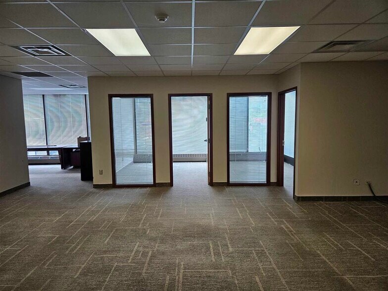 390 Bay St, Sault Ste Marie, ON à louer - Photo du bâtiment - Image 2 de 11