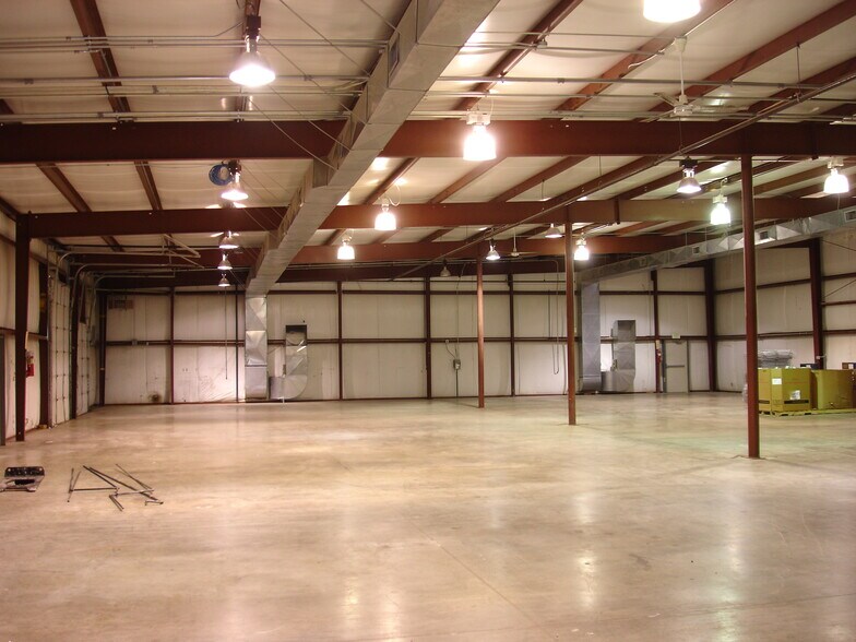 23201 Roemer Rd, Woodburn, IN à louer - Photo du bâtiment - Image 2 de 11