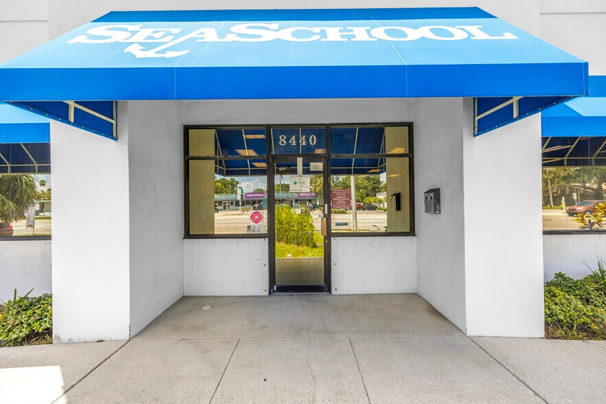 8440 4th St N, Saint Petersburg, FL à louer - Photo du bâtiment - Image 2 de 31