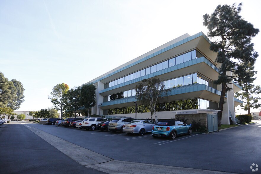 451 W Gonzales Rd, Oxnard, CA à louer - Photo du bâtiment - Image 3 de 3