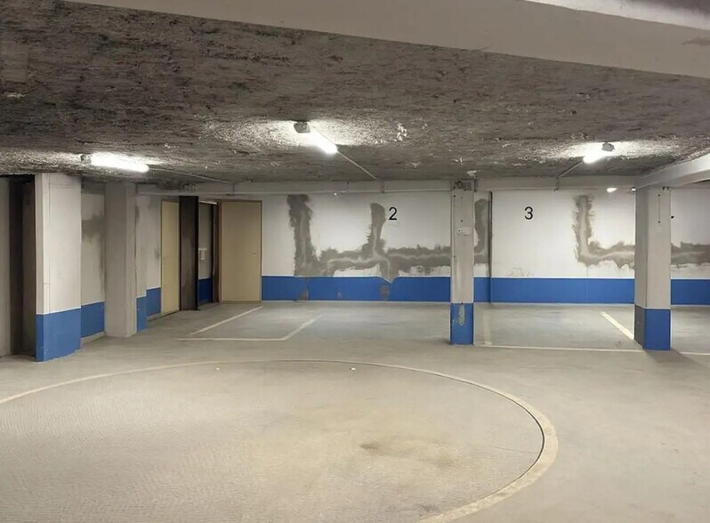 Industrial in Paris for lease - Building Photo - Image 1 of 6