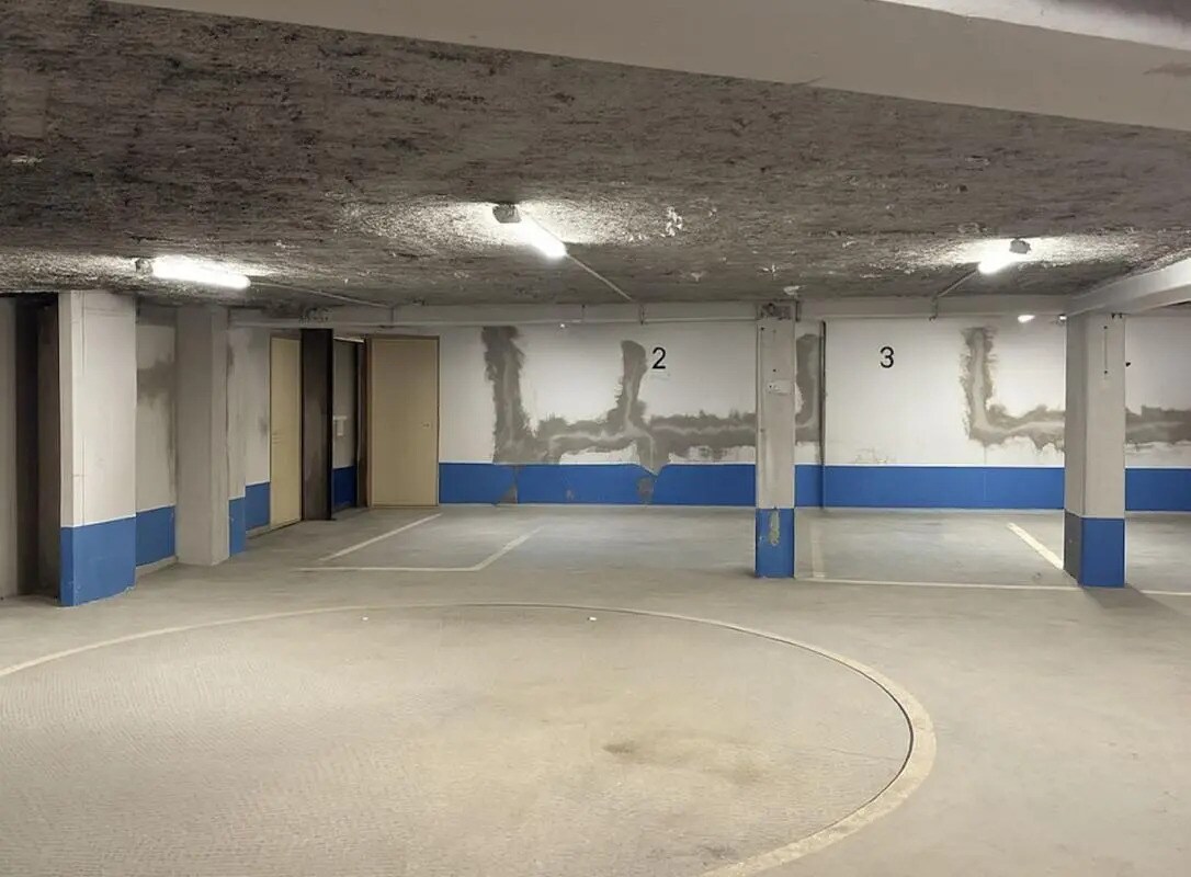 Industrial in Paris for lease Building Photo- Image 1 of 7