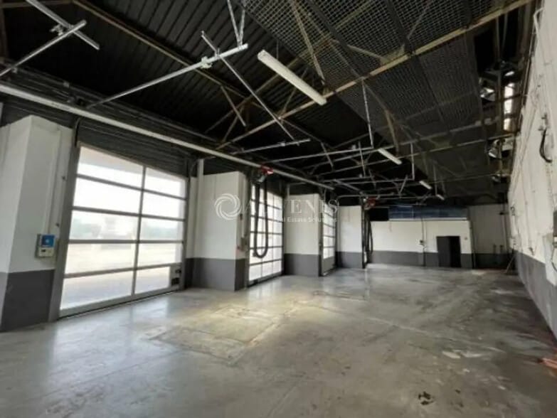 Flex in Vénissieux for lease - Interior Photo - Image 2 of 6