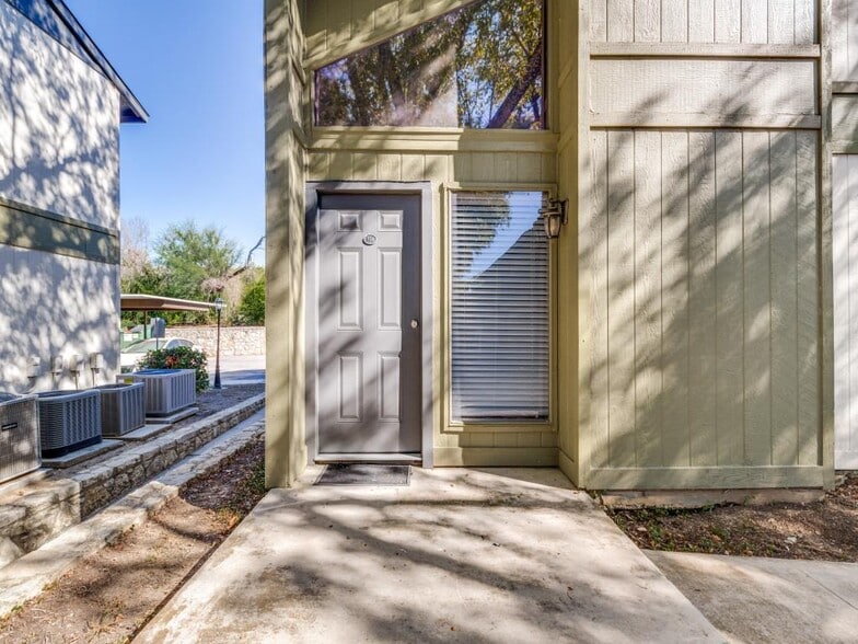 100 Lorenz Rd, San Antonio, TX à vendre - Photo du bâtiment - Image 2 de 15