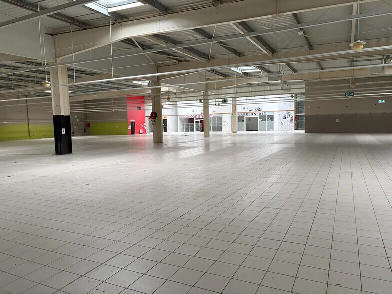Industrial in Beaumont-sur-Oise for lease - Interior Photo - Image 2 of 6