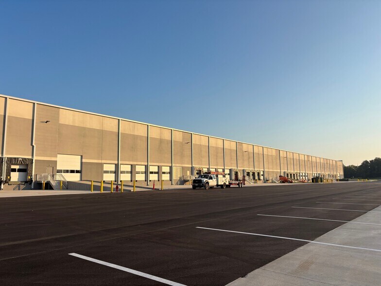 295 Paul Garrett Ave, Jeffersonville, IN for lease - Building Photo - Image 3 of 3