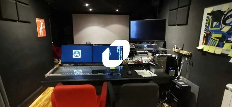 Retail in Paris for lease Interior Photo- Image 1 of 9