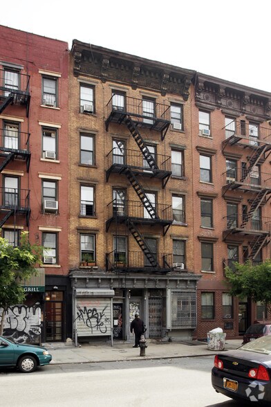 207 E 4th St, New York, NY for lease - Building Photo - Image 2 of 4