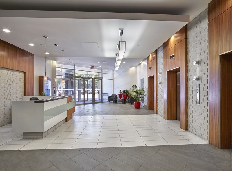 1015 4th St SW, Calgary, AB à louer - Photo intérieure - Image 3 de 4