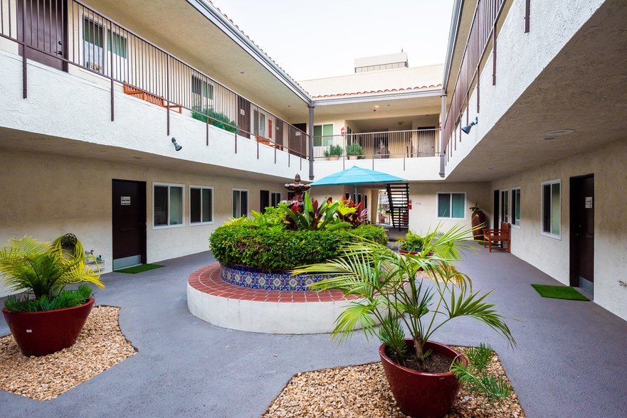18821 Delaware St, Huntington Beach, CA for lease - Building Photo - Image 2 of 35
