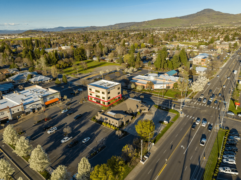 1301 Poplar Dr, Medford, OR for lease - Building Photo - Image 2 of 35