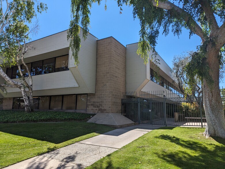 5100 California Ave, Bakersfield, CA à louer - Photo du bâtiment - Image 2 de 21