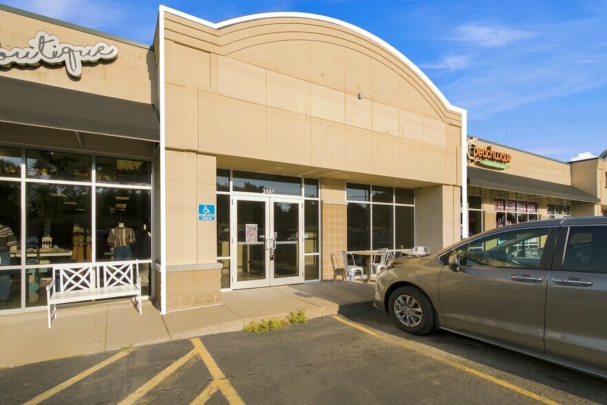 3441 Devils Glen Rd, Bettendorf, IA à louer - Photo du bâtiment - Image 3 de 34