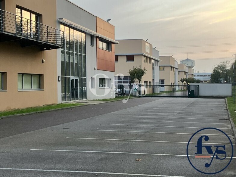 50 Rue Jean Zay, Saint-Priest à louer - Photo du bâtiment - Image 3 de 12