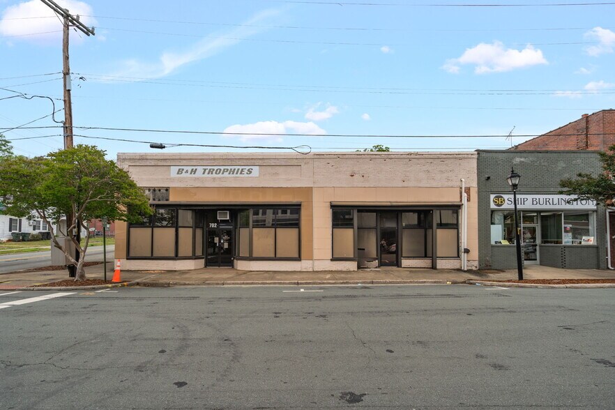 702-704 E Davis St, Burlington, NC à vendre - Photo du bâtiment - Image 1 de 17