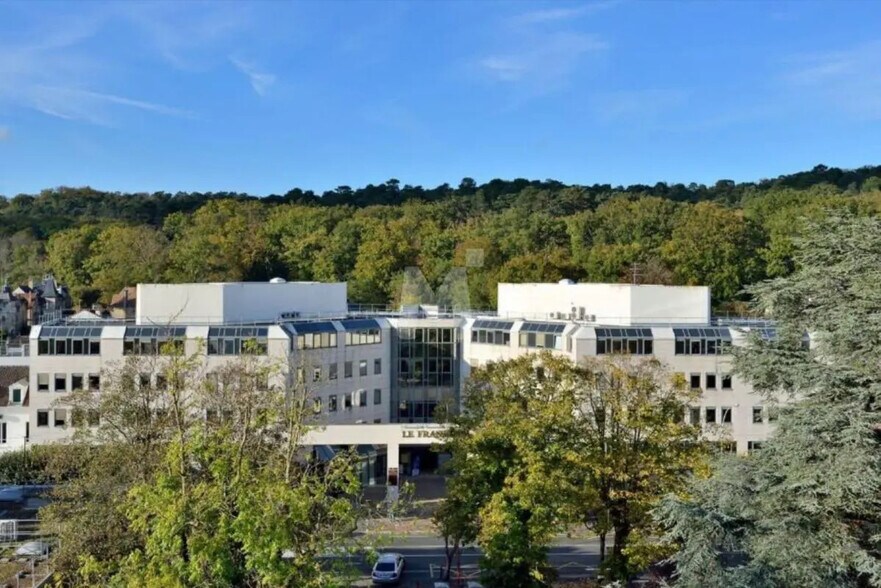 Commerce de détail dans Avon à louer - Photo du bâtiment - Image 1 de 13