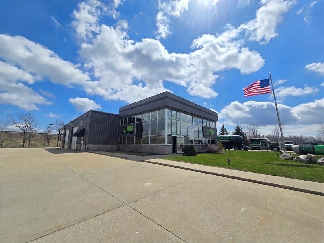 750 Industrial Dr, Clare, MI à louer Photo du bâtiment- Image 1 de 15