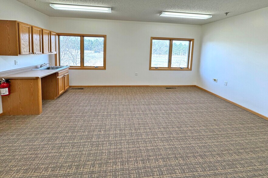 2115 County Road D E, Maplewood, MN à louer - Photo du bâtiment - Image 2 de 12