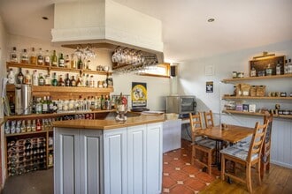 B6360, Melrose for lease Interior Photo- Image 1 of 6