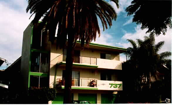 737 E 5th St, Long Beach, CA à vendre - Photo du bâtiment - Image 3 de 11