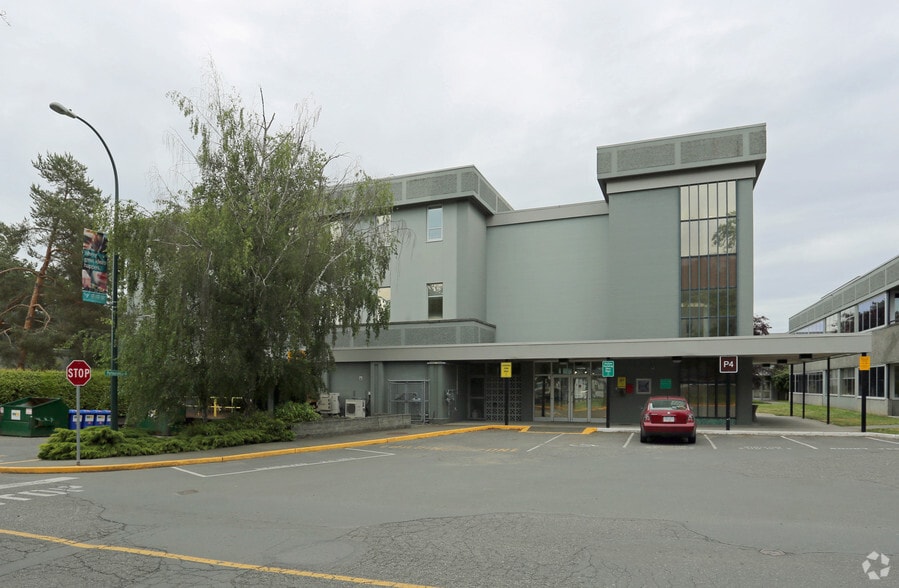 4464 Markham St, Saanich, BC à louer - Photo du bâtiment - Image 3 de 7