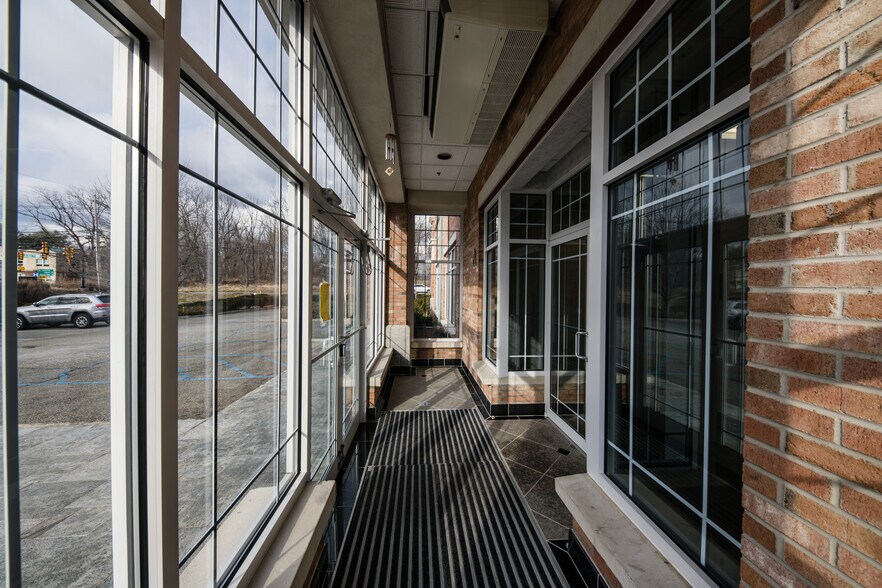 2 Changebridge Rd, Montville, NJ à louer - Photo du bâtiment - Image 2 de 6