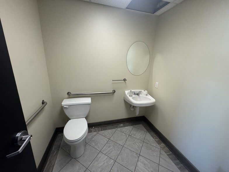 7 Oakwood Dr, Scranton, PA for sale - Building Photo - Image 2 of 19