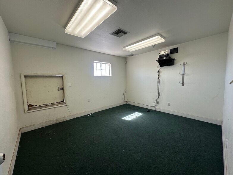 12720 Main St, Hesperia, CA à louer - Photo du bâtiment - Image 3 de 11