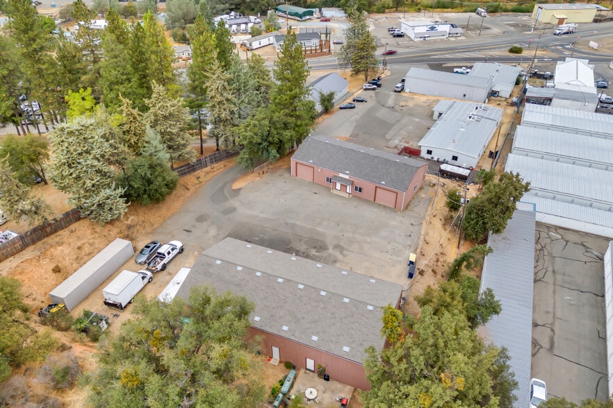 El Dorado Industrial Plaza portefeuille de 3 propriétés à vendre sur LoopNet.ca - Photo du bâtiment - Image 3 de 21