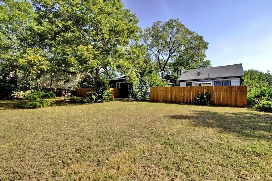 607-611 Nelray Blvd, Austin, TX à vendre - Photo du bâtiment - Image 3 de 32