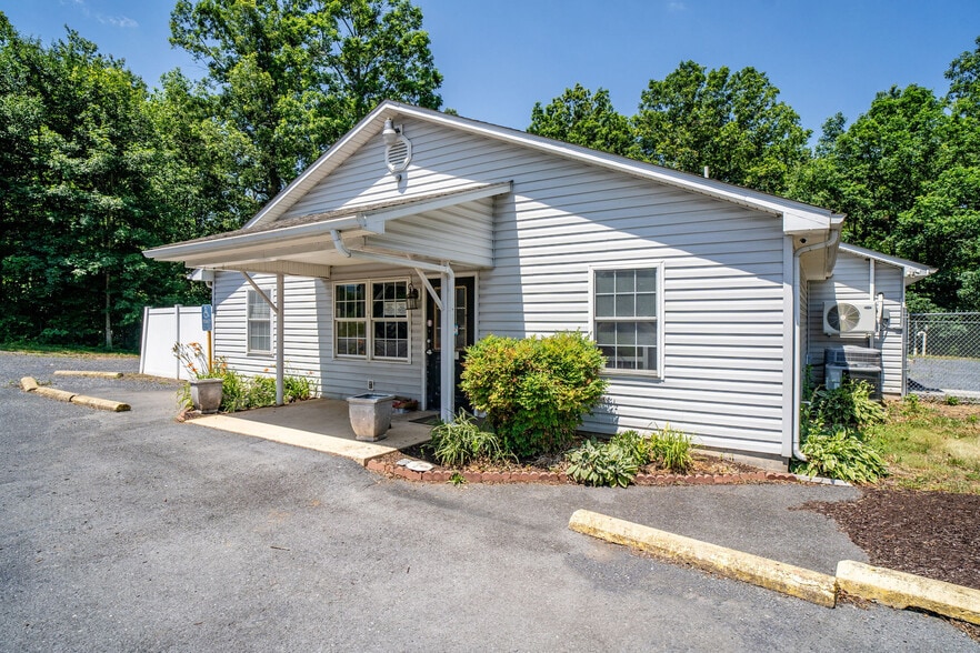 1001 Mount Torrey Rd, Lyndhurst, VA for sale - Primary Photo - Image 1 of 13