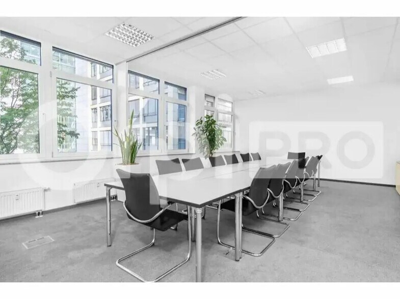 16 Cours Du Danube, Serris à louer - Photo principale - Image 1 de 43