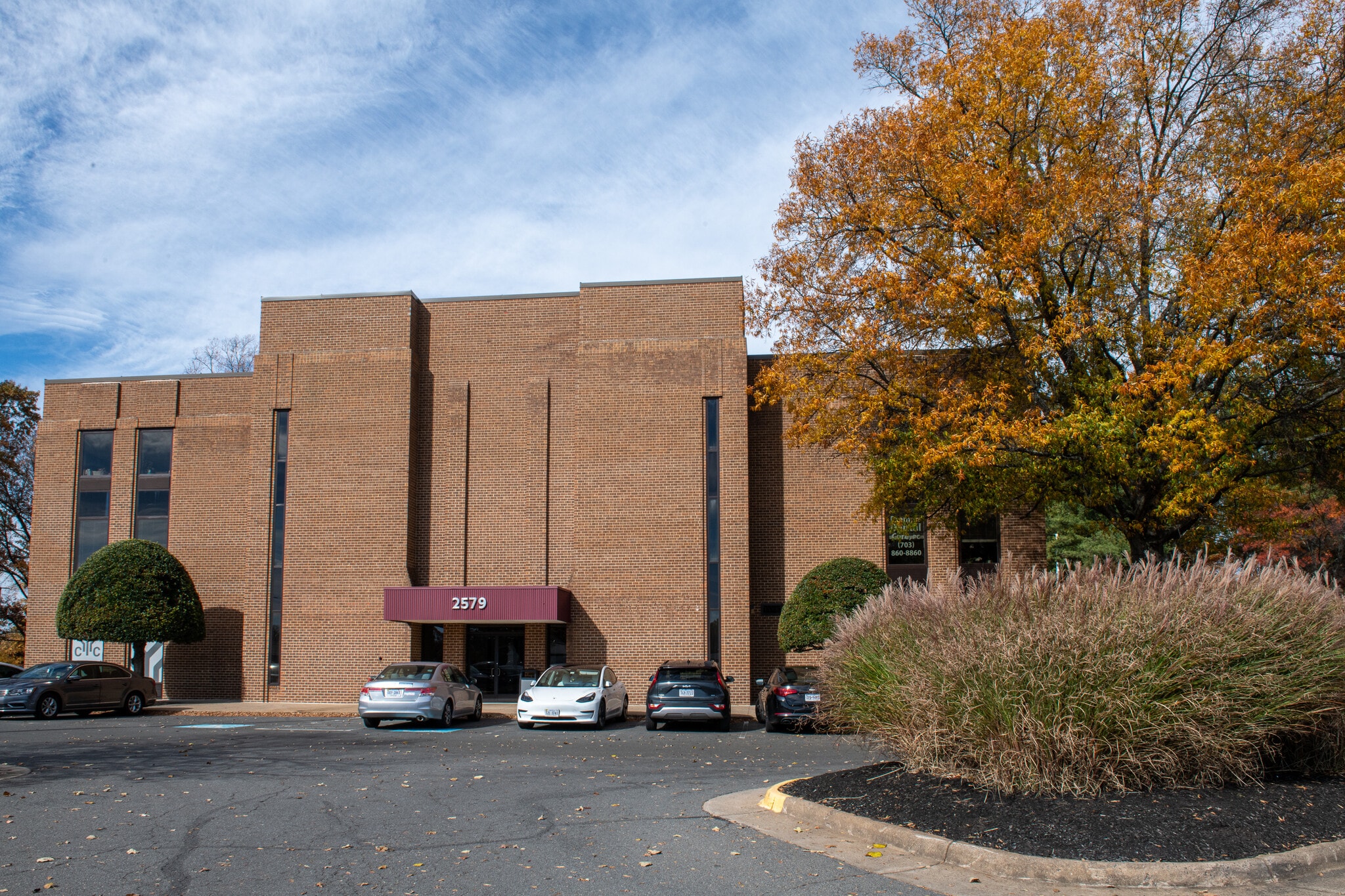 2579 John Milton Dr, Herndon, VA for lease Primary Photo- Image 1 of 7