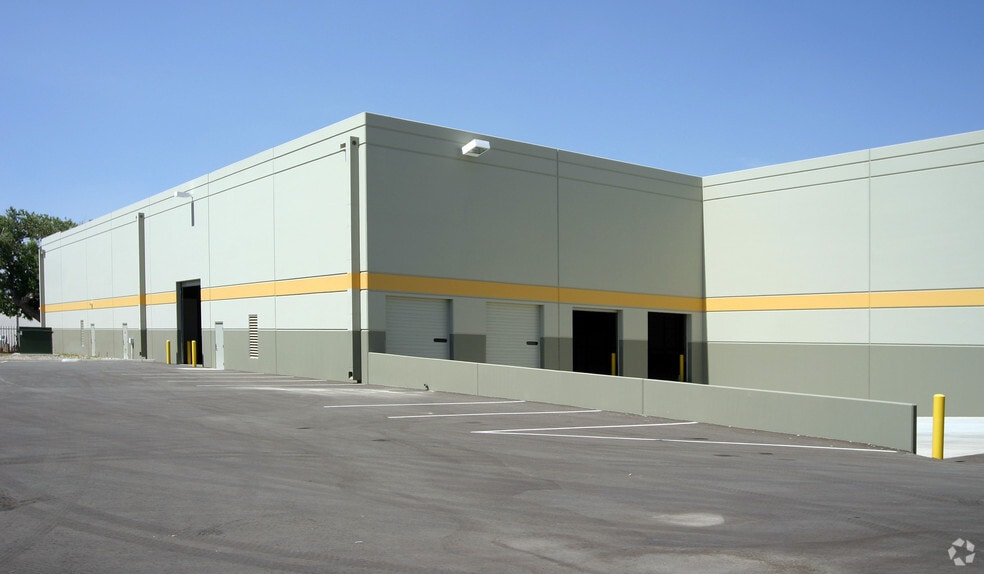 381 N Main St, Riverside, CA for lease - Building Photo - Image 3 of 5