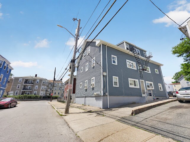 29 Mowry St, Central Falls, RI à vendre Photo principale- Image 1 de 14