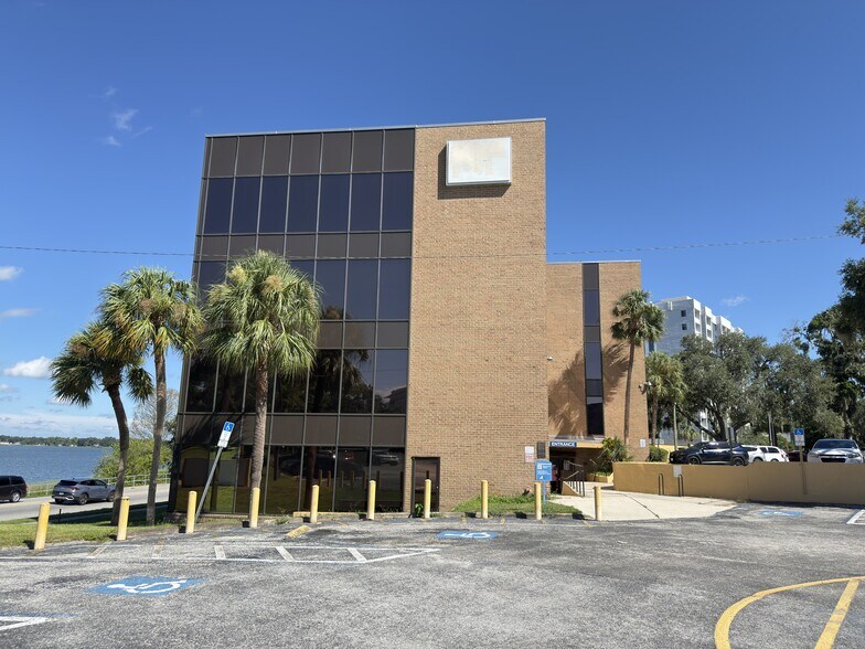 500 NW Lake Howard Dr, Winter Haven, FL à vendre - Photo du bâtiment - Image 3 de 4