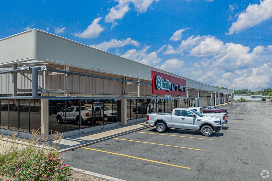 7915 N Hale Ave, Peoria, IL à louer - Photo du bâtiment - Image 2 de 4
