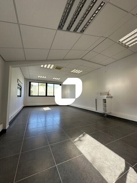 Office in Chambourcy for lease - Interior Photo - Image 1 of 6