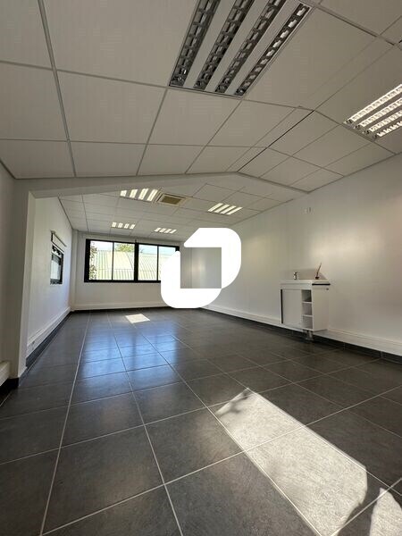Office in Chambourcy for lease Interior Photo- Image 1 of 7