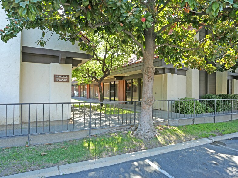 5070 N 6th St, Fresno, CA à vendre - Photo du bâtiment - Image 2 de 4