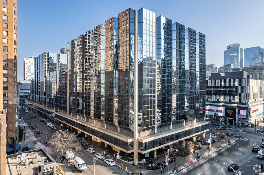 595 Bay St, Toronto, ON à louer - Photo du bâtiment - Image 2 de 6
