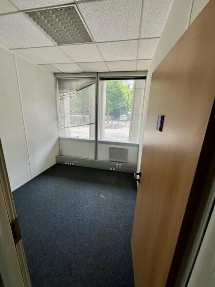 Office in Villepinte for lease - Interior Photo - Image 2 of 9