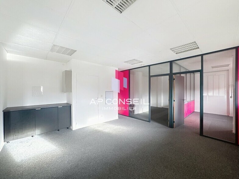 Office in Saint-Germain-en-Laye for lease - Interior Photo - Image 2 of 3