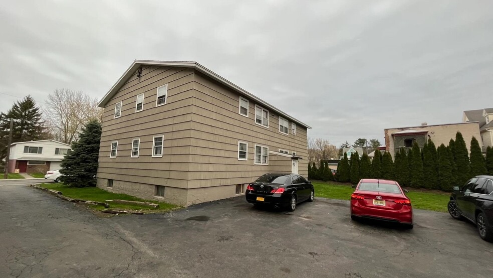 30 Apartments portfolio of 2 properties for sale on LoopNet.ca - Building Photo - Image 2 of 8